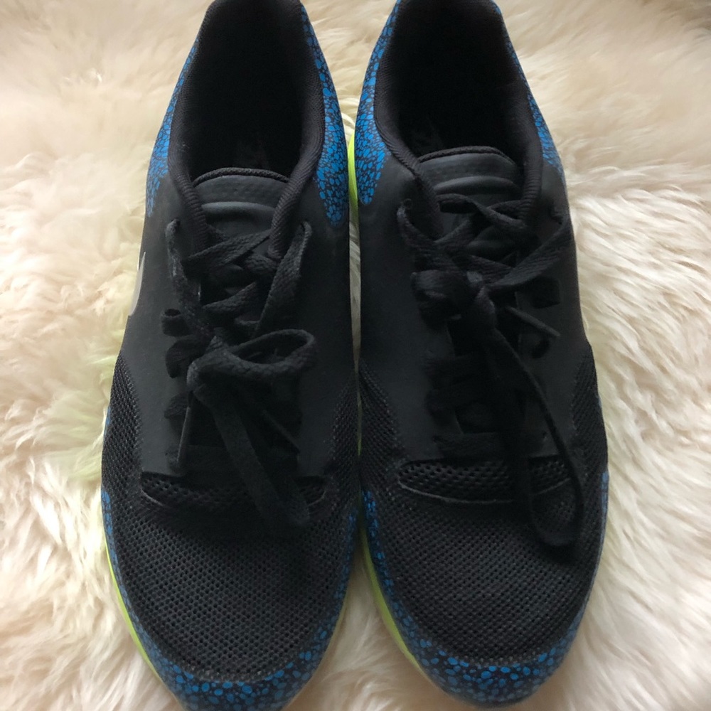 Nike women’s black patterned sneaker